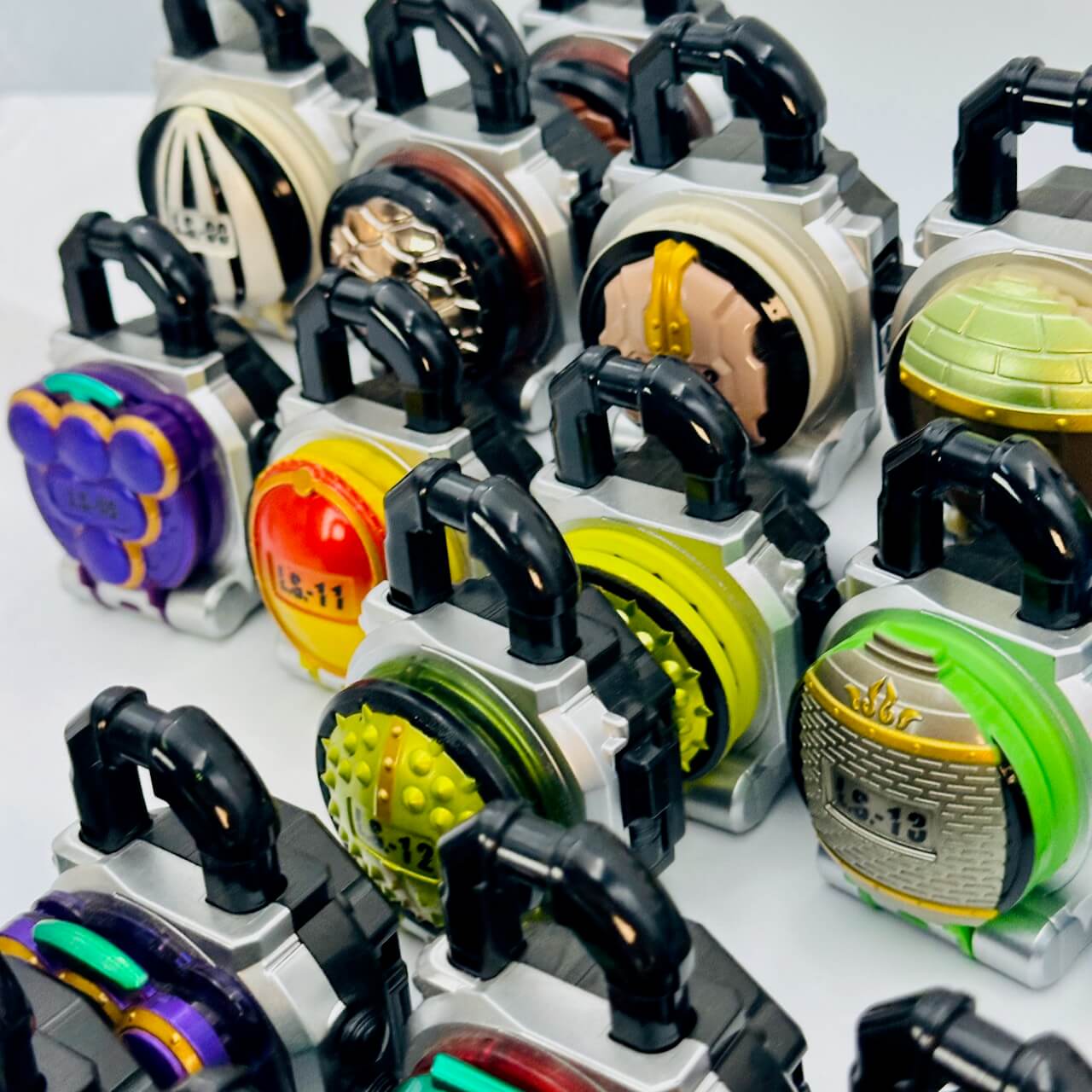 [LOOSE] Kamen Rider Gaim: 42 GP & SG Random Lockseed Set (Including Metallic Ver.)