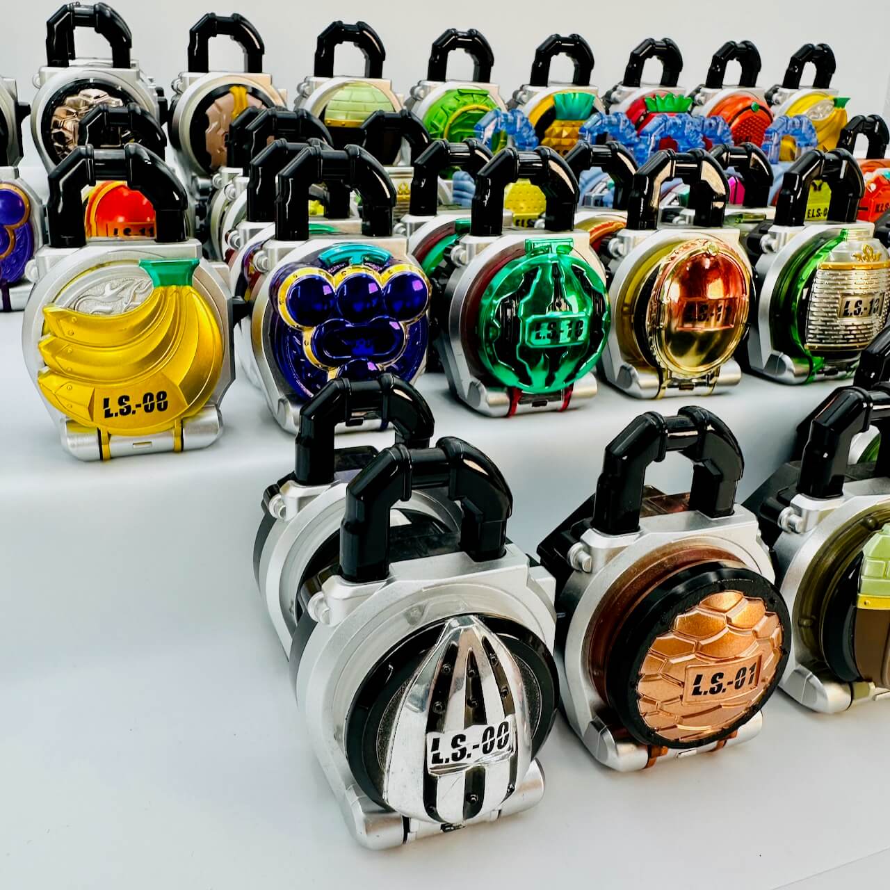 Bandai action figure [LOOSE] Kamen Rider Gaim: 42 GP & SG Random Lockseed Set (Including Metallic Ver.)