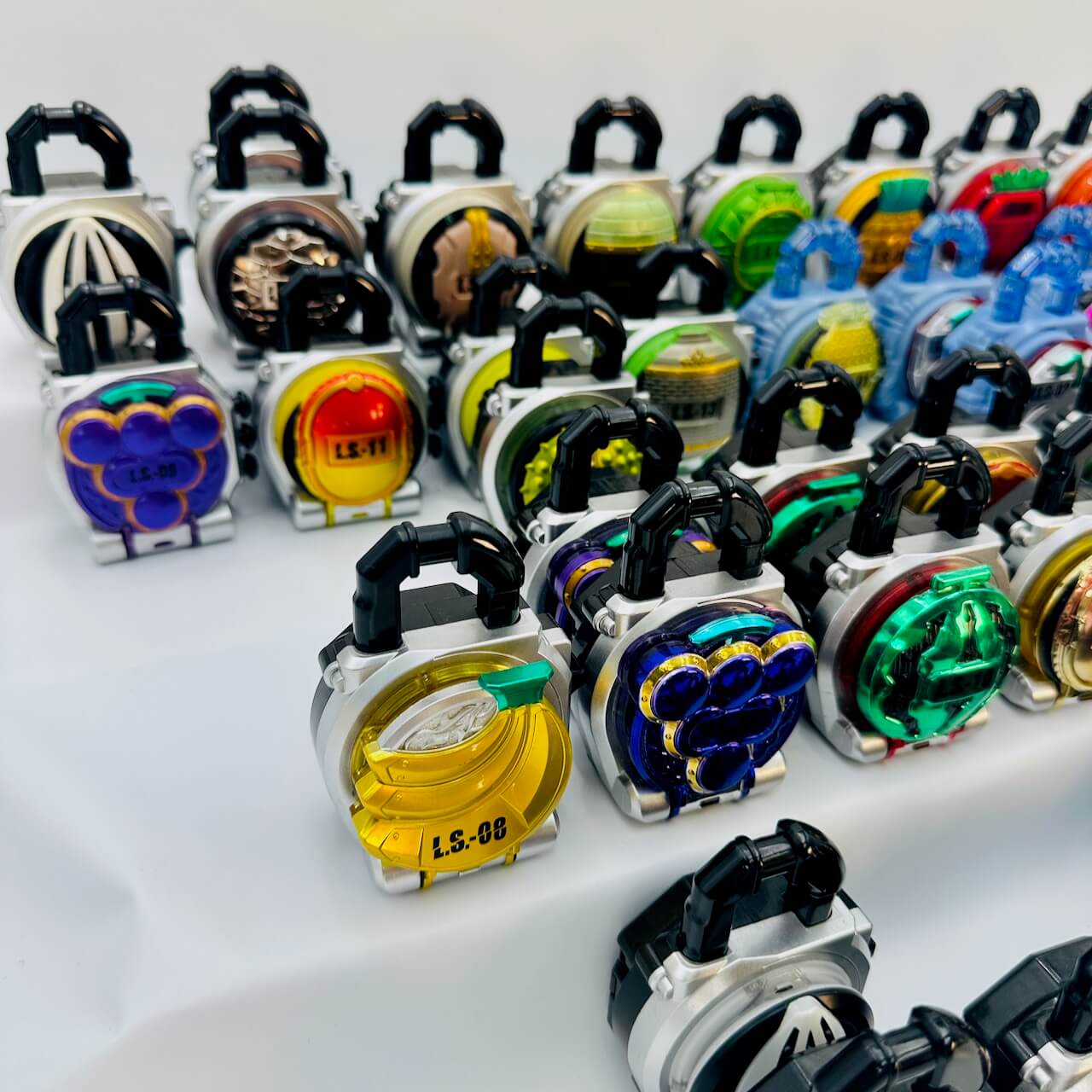 Bandai action figure [LOOSE] Kamen Rider Gaim: 42 GP & SG Random Lockseed Set (Including Metallic Ver.)