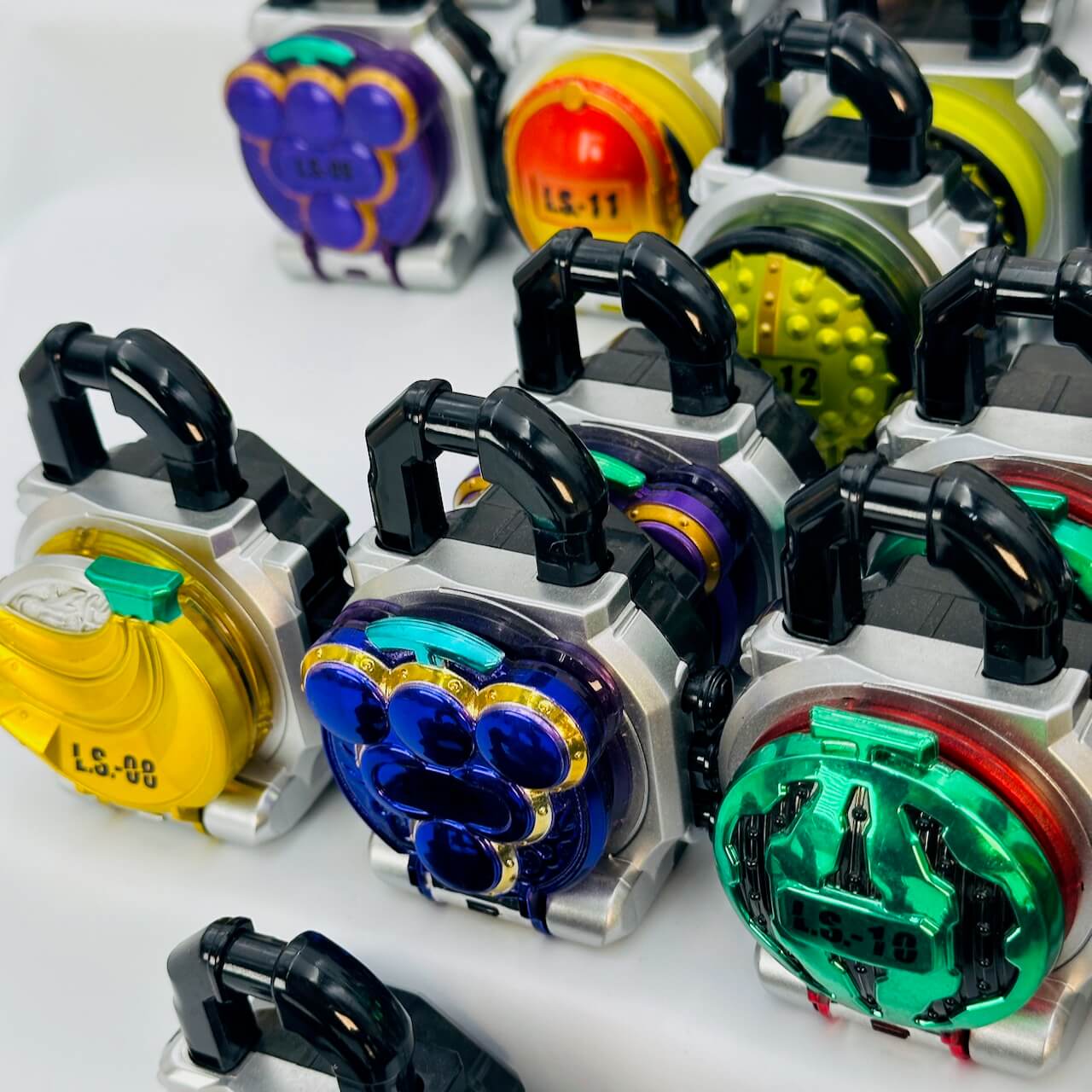 Bandai action figure [LOOSE] Kamen Rider Gaim: 42 GP & SG Random Lockseed Set (Including Metallic Ver.)
