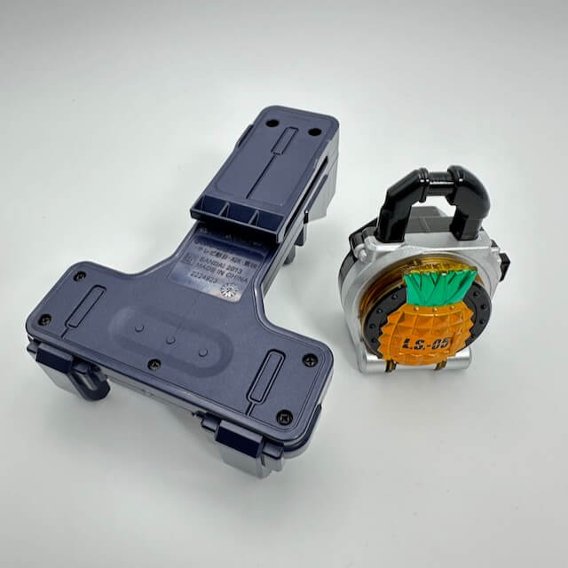 [LOOSE] Kamen Rider Gaim: DX Lock Seed Holder & Pine Lock Seed | CSTOYS INTERNATIONAL