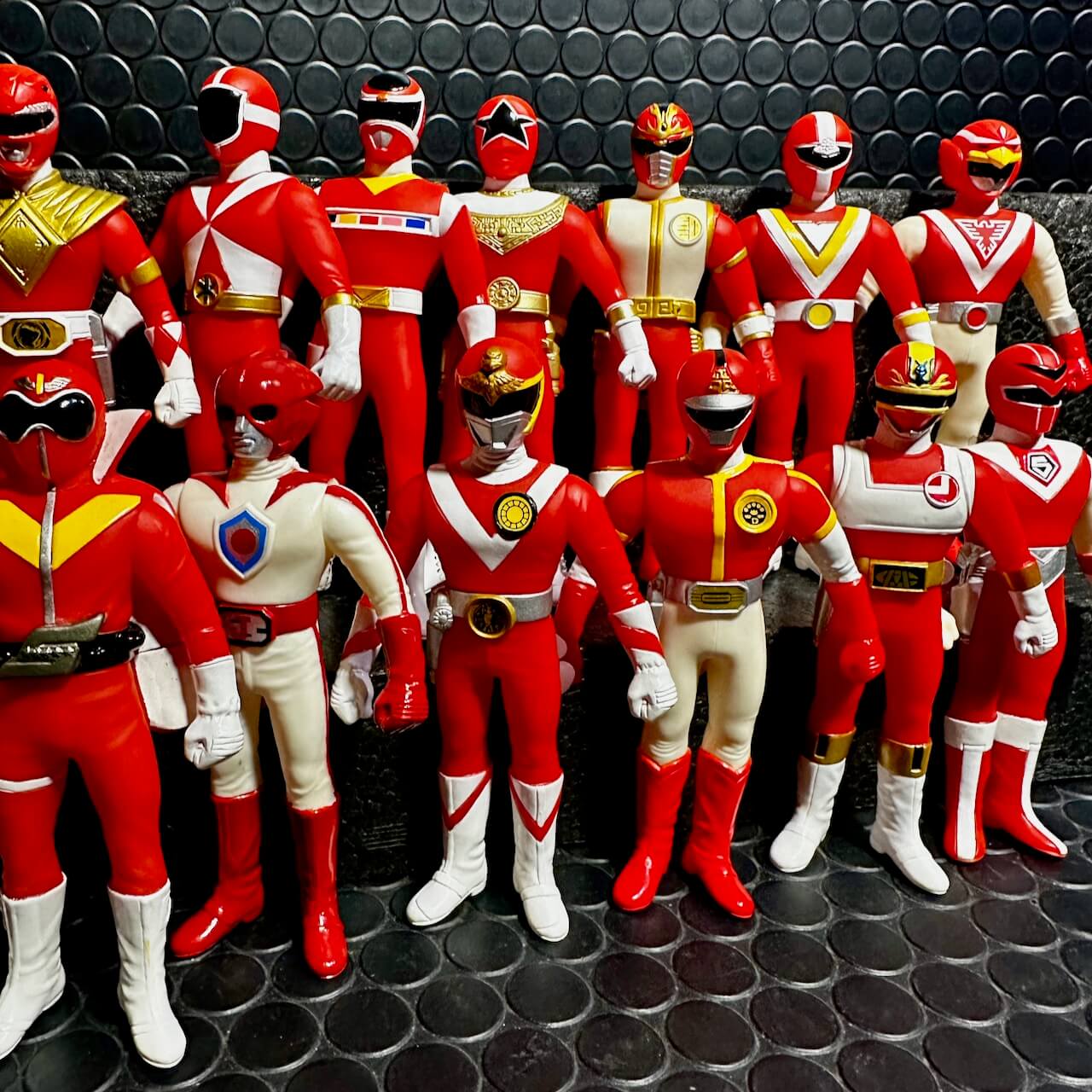 Bandai vinyl figure [LOOSE] Super Sentai Series 25th Anniversary Red Ranger SET of 24 (Missing Gao Red Soft Vinyl Figure) )
