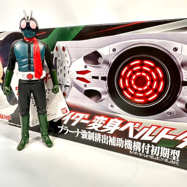 [SPECIAL SET] Shin Kamen Rider: DX Henshin Belt Typhoon #1 with KR Dai Ichigo Soft Vinyl Figure & Can Badge Set | CSTOYS INTERNATIONAL