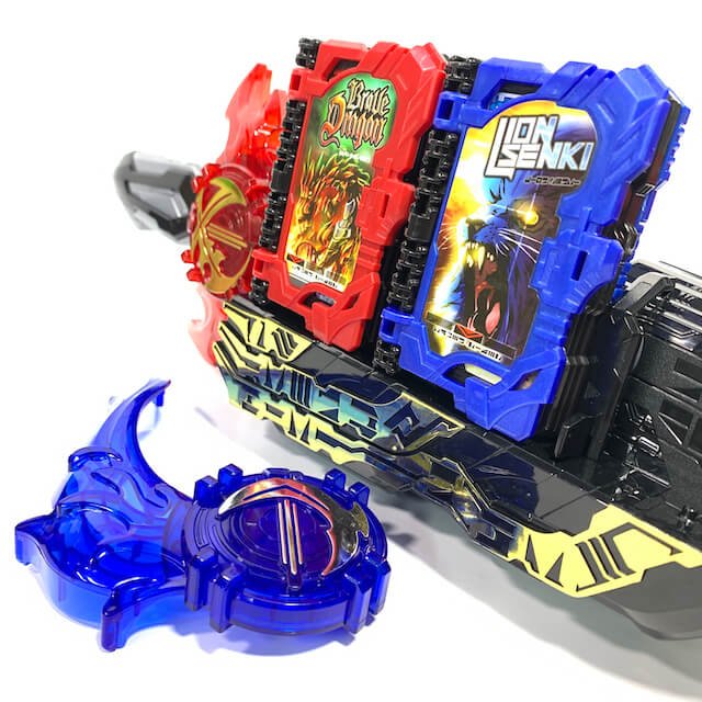 [LOOSE] Kamen Rider Saber: DX Seiken Sword Driver & DX Suiseiken Nagare Emblem & DX Lion Senki Wonder Ride Book | CSTOYS INTERNATIONAL